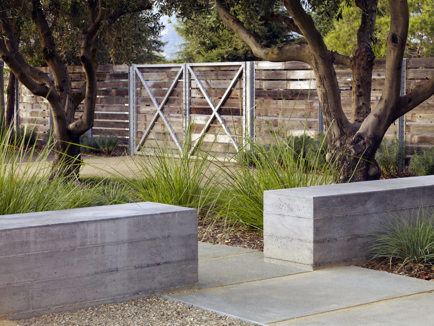 Изгородь из бетона проста в исполнении и часто используется на участках с современным дизайном