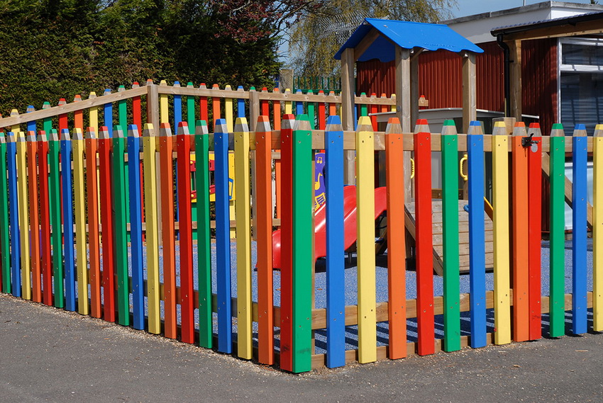 Ограждение детских площадок служит не только эстетической цели, но и необходимая мера безопасности