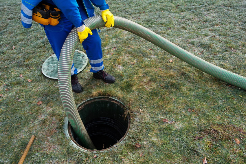 Очень важно проводить своевременную очистку канализации на участке