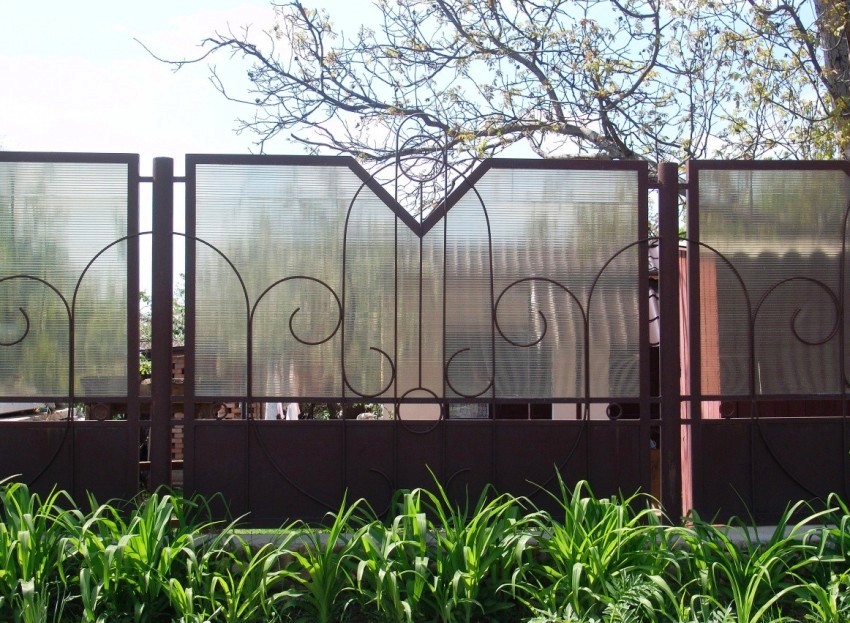 Забор из поликарбоната секцинный - один из самых распространенных типов, используемых для обустройства частных территорий