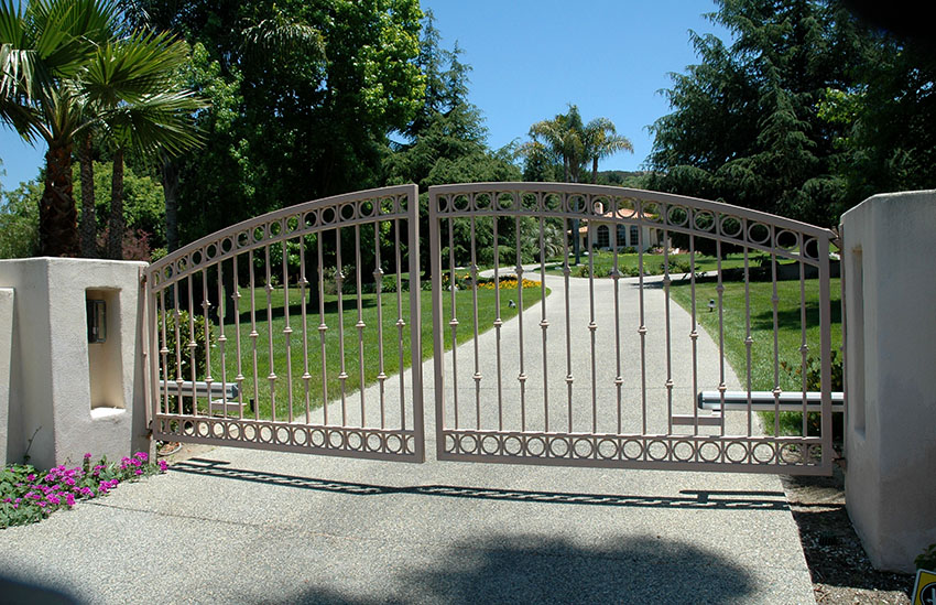 Кованые ворота возможно изготовить в любом стиле, который требуется заказчику