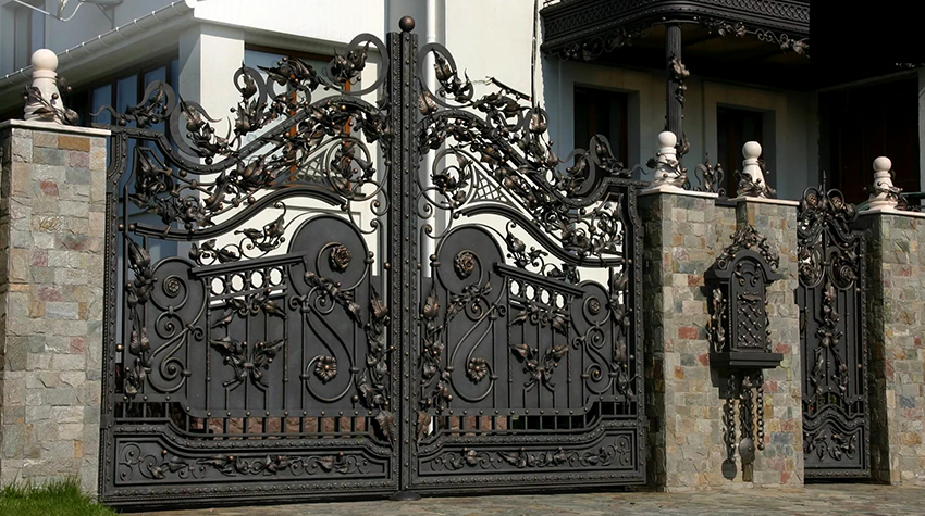 Кованые ворота в готическом стиле смотрятся стильно и необычно