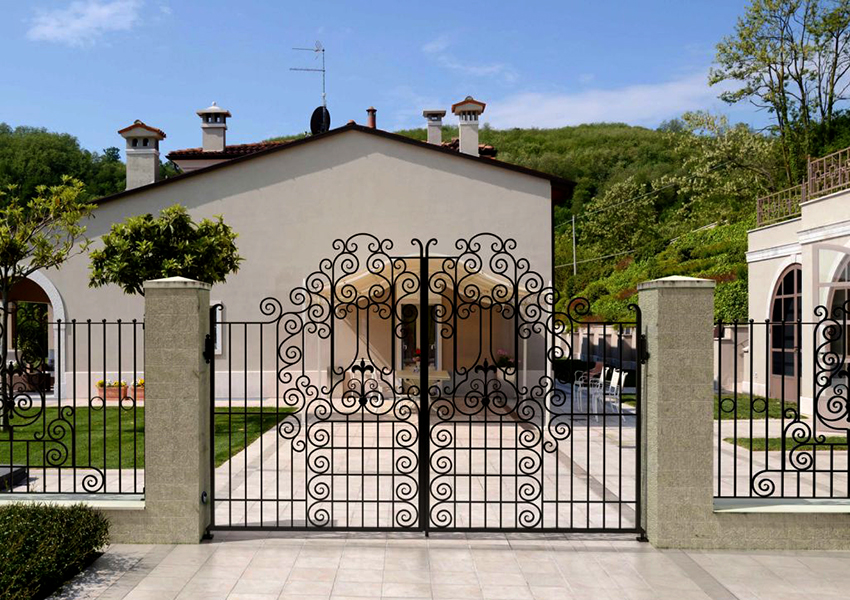 Кованые ворота можно изготовить на заказ необходимого размера и дизайна