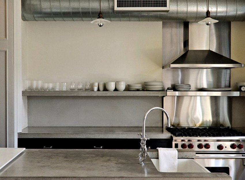 Главные признаки плохой работы вентиляции – это затхлый запах в кухне, плесень и грибок на стенах