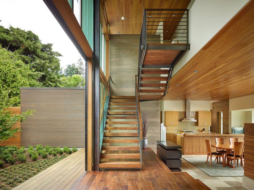При строительстве дома важно правильно рассчитать размер лестницы на второй этаж