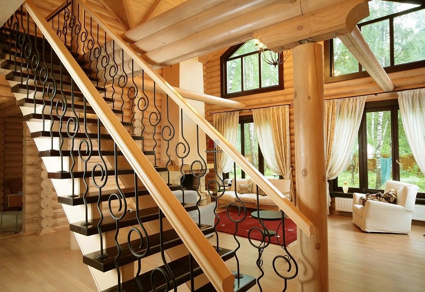 Добротная деревянная лестница органично вписывается в интерьер 