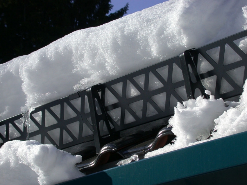 Решетчатые снегозадержатели считаются одним из лучших вариантов для кровли из металлочерепицы
