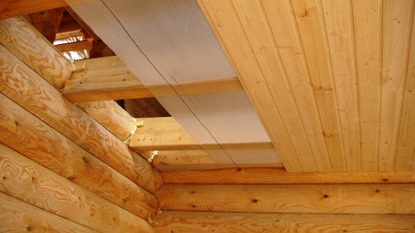 Чтобы деревянные потолки раньше времени не деформировались и не прогнили, стоит позаботиться о качественной пароизоляции