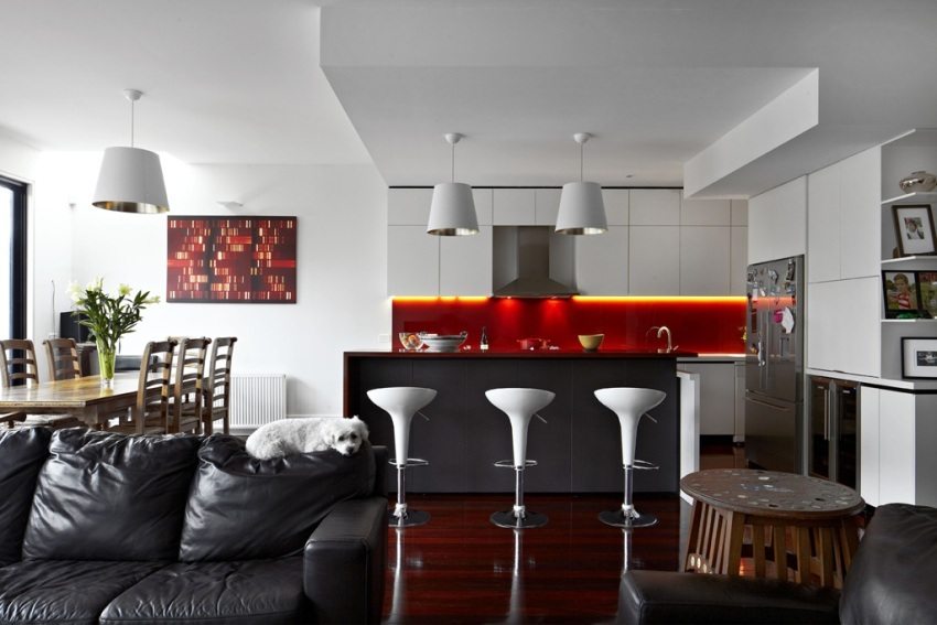 Гипсокартонный потолок в современном дизайне гостиной, совмещенной с кухней
