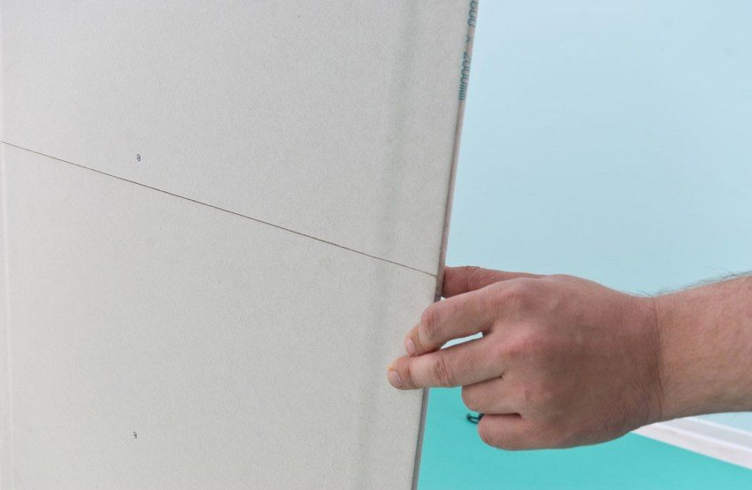 Гипсокартонный лист – идеальное средство для выравнивания поверхности потолка