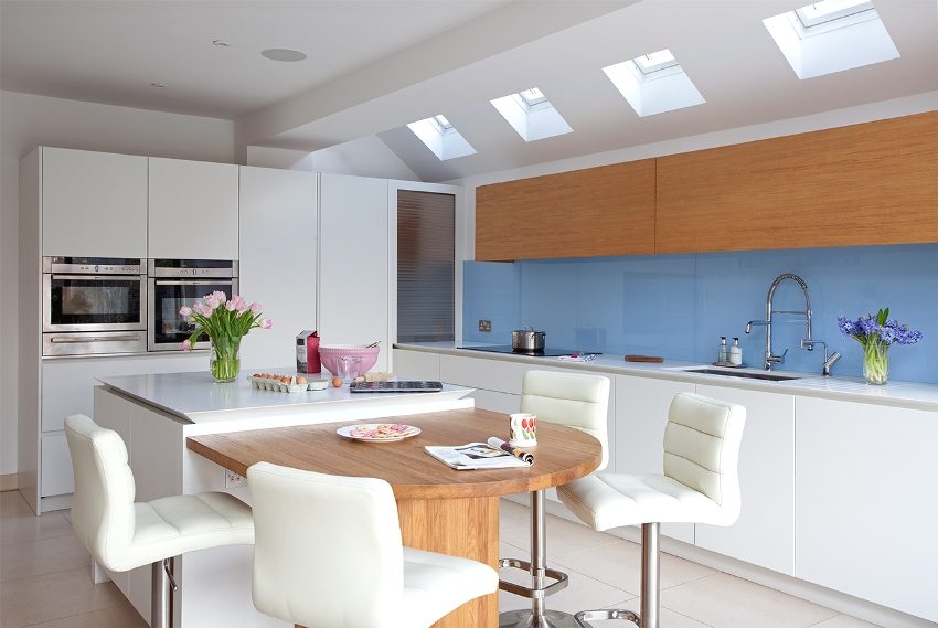 Двухуровневый гипсокартонный потолок в кухне-столовой