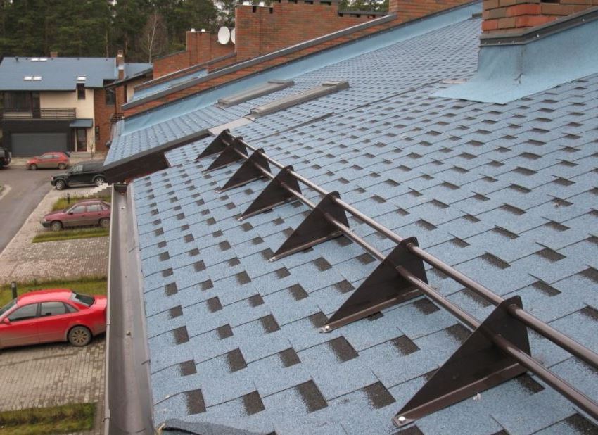  Трубчатые конструкции снегозадержателей редко используют на крышах с мягким покрытием