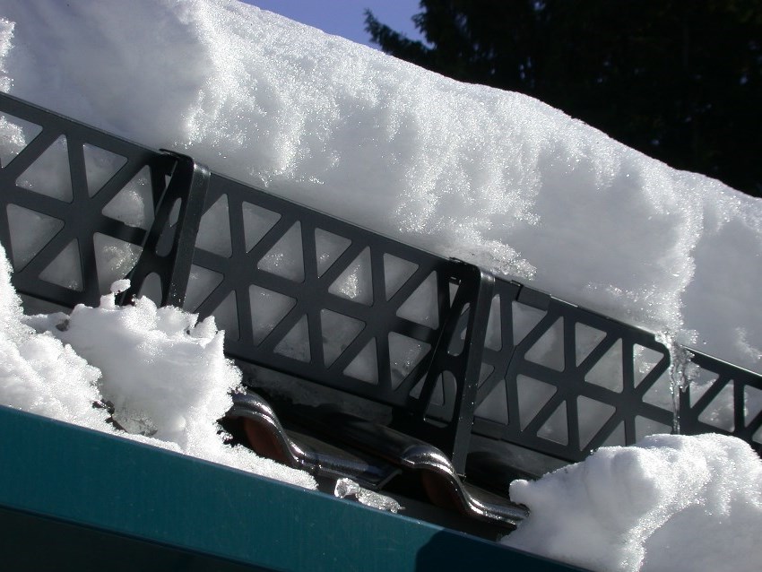 Решетчатые снегозадержатели изготавливаются из оцинкованной стали и покрываются защитным красящим составом, что позволяет подобрать конструкцию в тон крыши