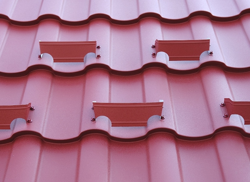 Пластинчатые снегоудержатели используются на крышах с небольшим уклоном
