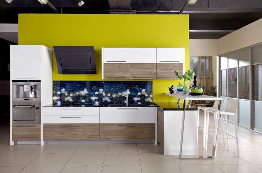 Современному кухонному интерьеру придаст роскоши и уникальности стеклянная панель над плитой и рабочей поверхностью