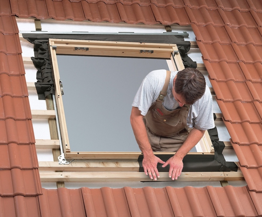 Установку и утепление мансардного окна следует проводить по инструкции, чтобы избежать конденсата и появления влажности внутри помещения