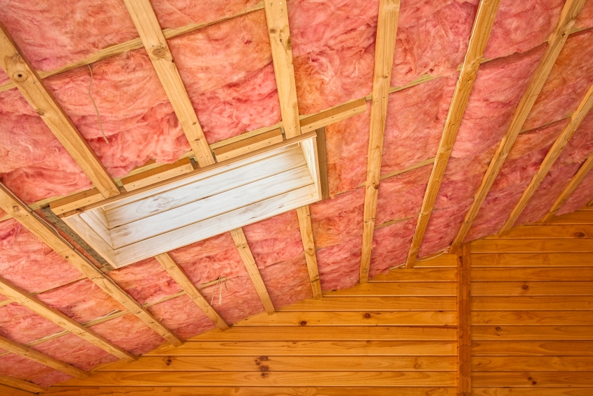Минеральная вата является одним из самых популярных материалов для утепления крыш и стен здания
