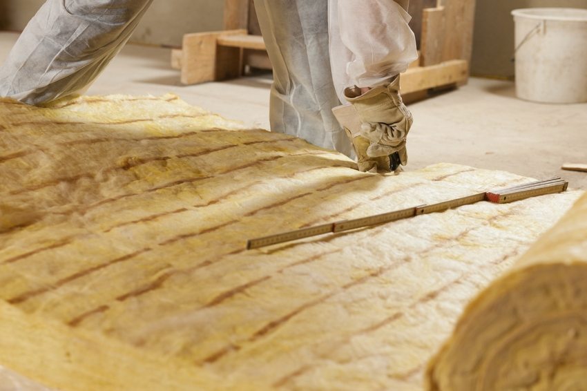 Рулонные изделия оптимально применять на деревянных перекрытиях, помещая утеплитель между балками