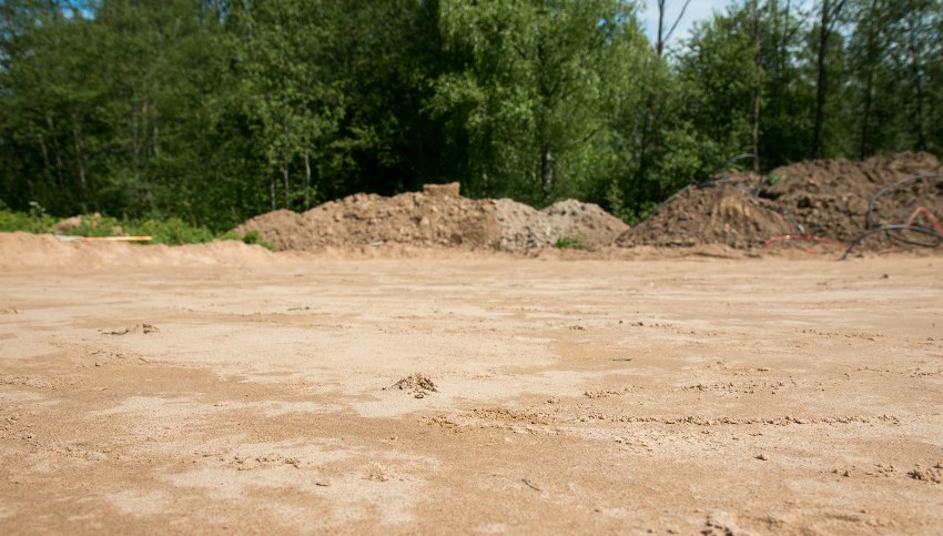 Перед заливкой УШП фундамента нужно снять плодородний слой, засыпать песком и утрамбовать его