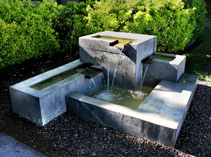 Самым популярным искусственным материалом для фонтанов является полистоун