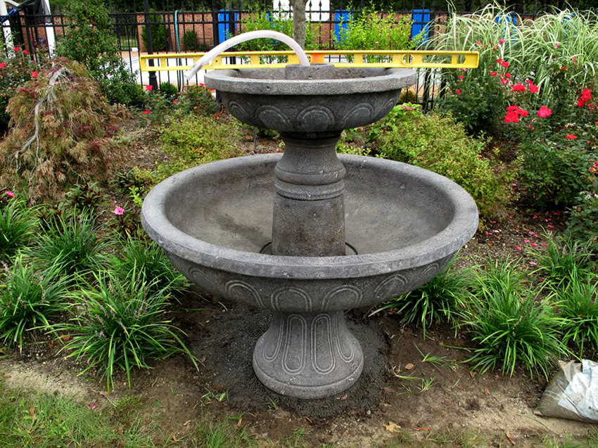 Емкость для фонтана может быть сделана из разнообразных материалов