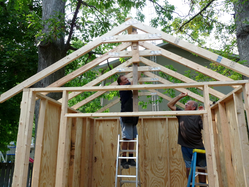 Установка каркаса крыши хозблока - важный этап, имеющий прямое влияние на срок службы строения