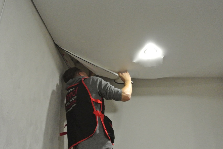 Снятие потолка следует начинать с извлечения вставки, которая находится между стеной и потолком