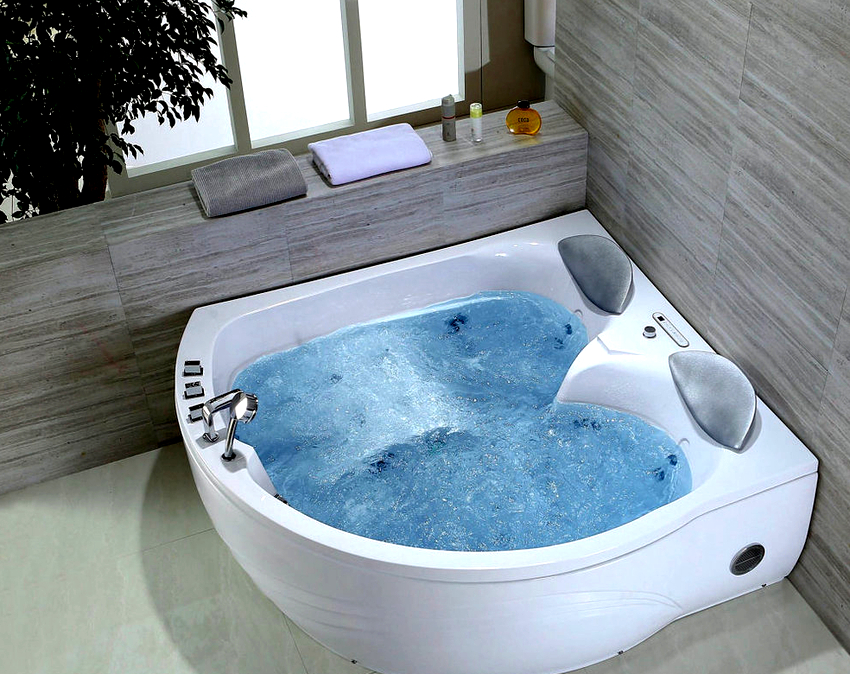 Надежными и долговечными являются ванны с гидромассажем производимые российской компанией «Радомир»