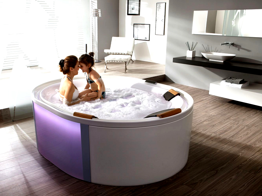Большие круглые или овальные ванны хорошо будут смотреться посередине комнаты