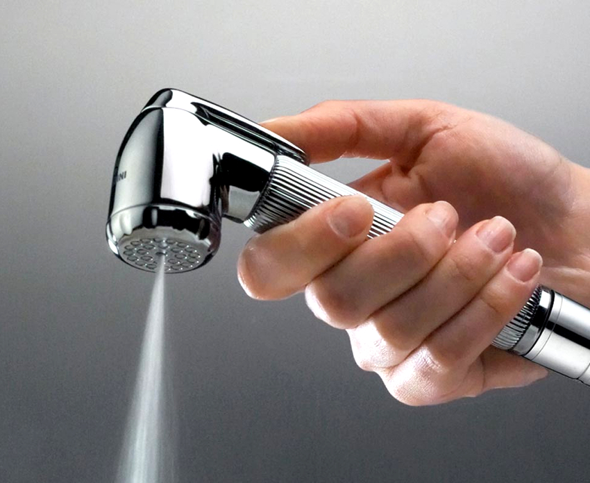 Гигиенический душ может быть настенный, встроенный в унитаз или крышку, и прикрепленный к раковине