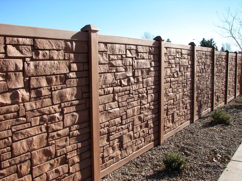 Забор из бетонных панелей с имитацией камня, покрытый краской