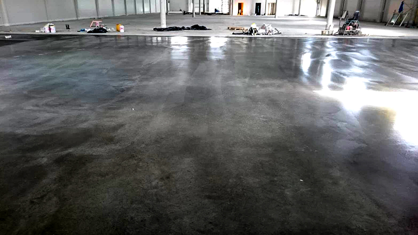 Крашенный бетонный пол не пылит, а также он становится более прочным и долговечным