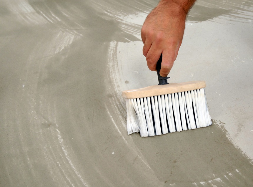 Для упрочнения бетонных поверхностей перед заливкой пола можно использовать акриловую или эпоксидную пропитку