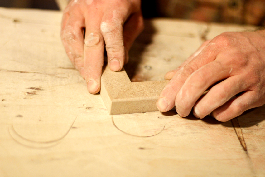 В качестве материала для изготовления деревянной доски можно использовать как массив, так и древесные плиты