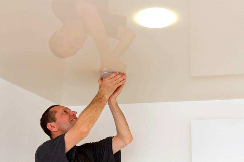 Установку светильников лучше выполнять одновременно с монтированием потолка