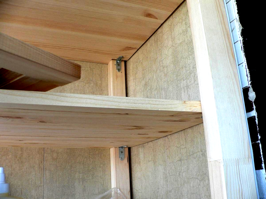 Стенки и полки шкафа на балконе, скрепляются между собой при помощи мебельных уголков