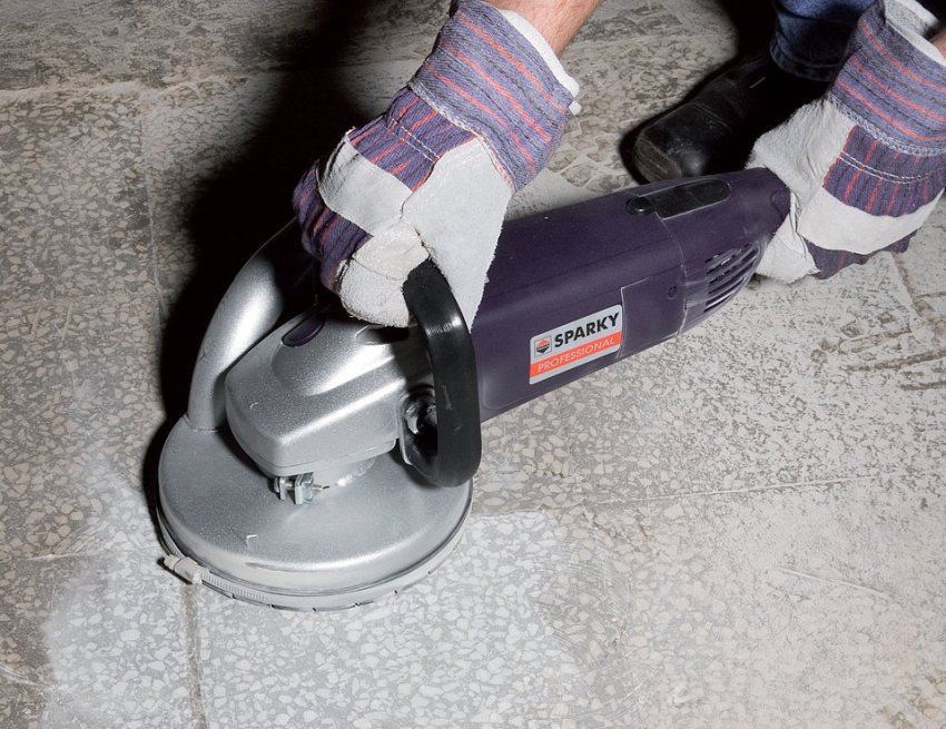 С помощью болгарки появляется возможность обработки бетонного пола в труднодоступных местах