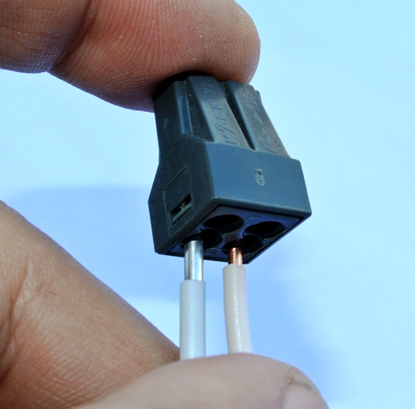 Клеммник для соединения алюминиевых и медных проводов может оснащаться как зажимным, так и болтовым механизмом