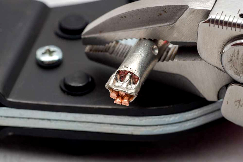 Надежное соединение алюминиевых проводов с медными можно получить используя метод опрессовки с применением гильз