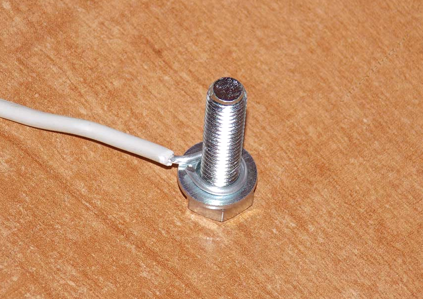 Перед соединением проводов резьбовым способом нужно провести зачистку до блеска металла и сформировать кольца