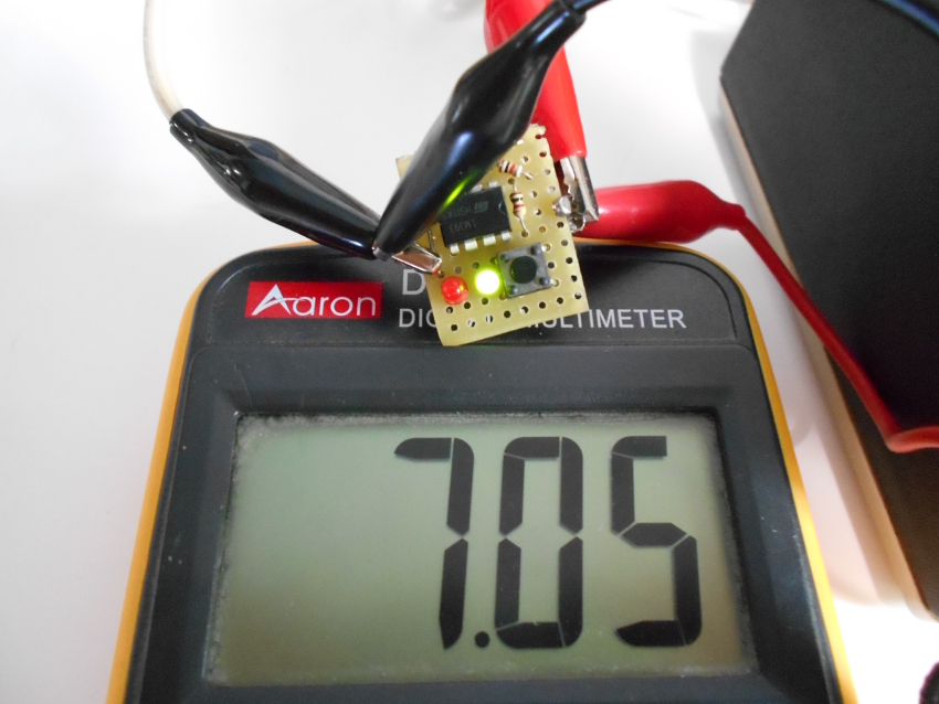 Индикатор заряда определяет насколько заряжен аккумулятор