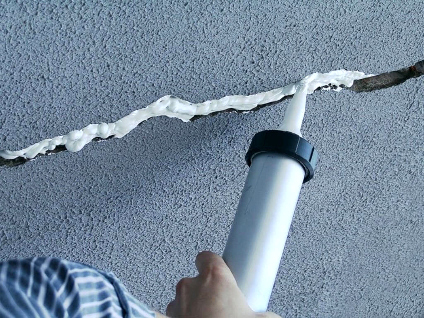 Перед установкой натяжного полотна необходимо укрепить и заделать все щели и трещины на потолке