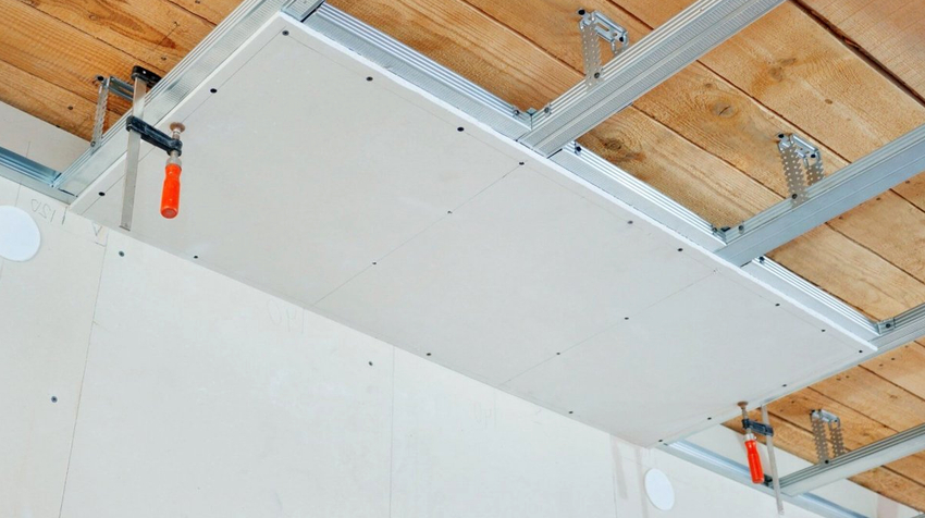 При создании подвесных потолков, панели ГВЛ крепятся на деревянную или металлическую обрешетку