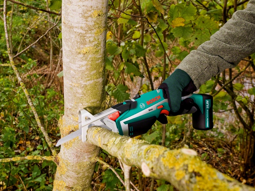 Благодаря своей маленькой массе сабельные пилы активно используются при обрезке деревьев в саду