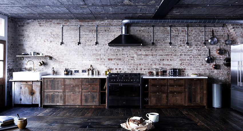 Если кухня выполнена в стиле лофт, то воздуховод может стать частью интерьера и в маскировке не нуждается 