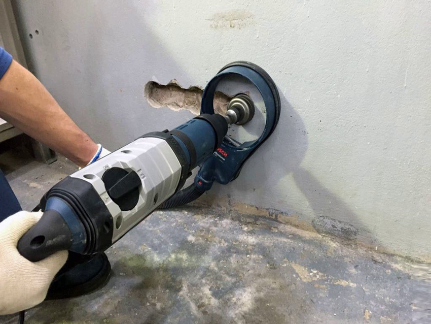 Для сверления отверстий в бетонных стенах используются специальные инструменты и насадки