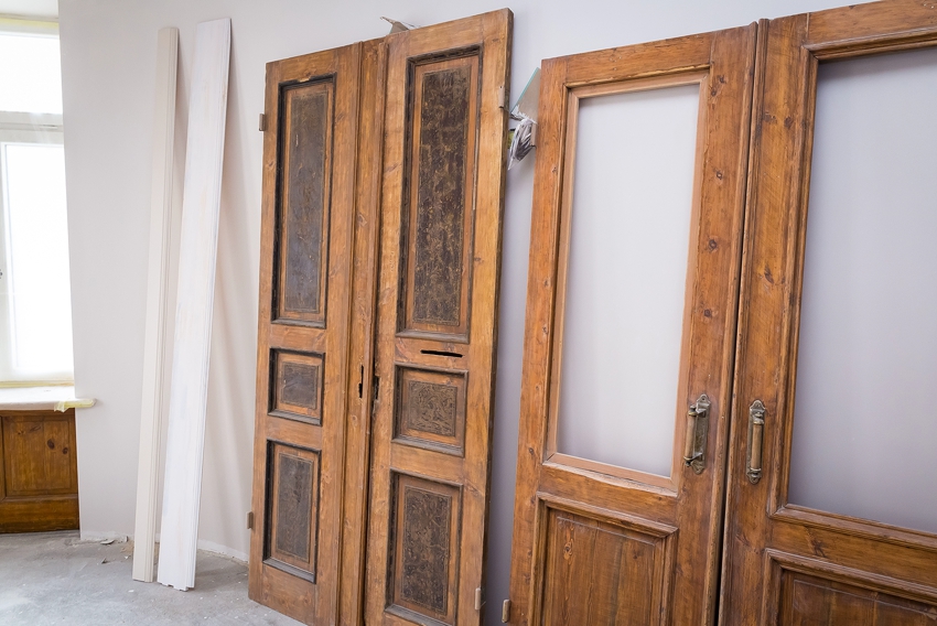 Для большего удобства в процессе реставрации, рекомендуется снять двери с петель
