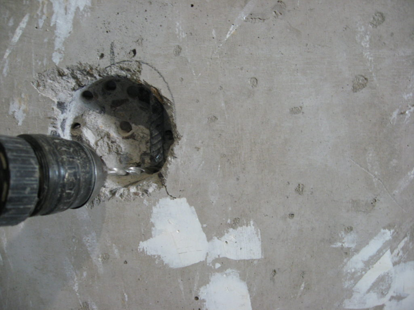 Выбивание вырезанного бетона с помощью дрели