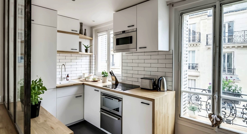 Кухня с окнами: как обыграть солнечный свет в своих интересах
