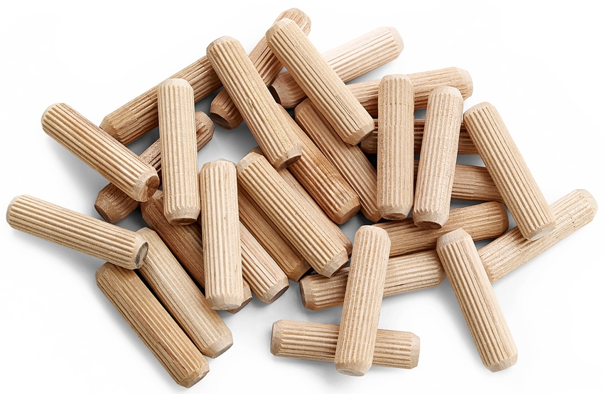 Из подручных материалов, при отсутствии дюбелей, можно использовать деревянные брусочки (чопики)